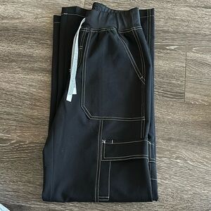 Figs Amazon Exclusive Cargo Collection Yendi black scrubs w/ white stitching XS